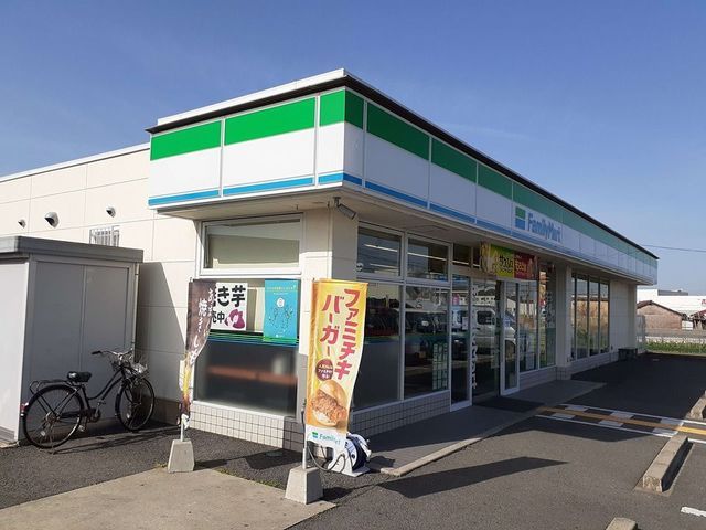 近くのファミリーマート様まで550m(徒歩7分)