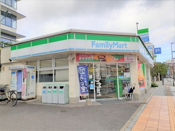 近くのファミリーマートまで930m（徒歩12分）