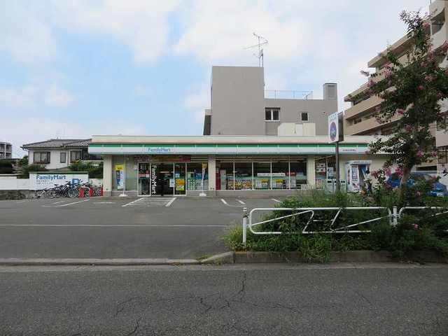 近くのファミリーマートまで450m（徒歩6分）
