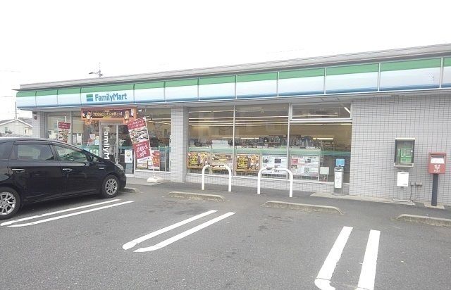 近くのファミリーマートまで1,600m（徒歩20分）