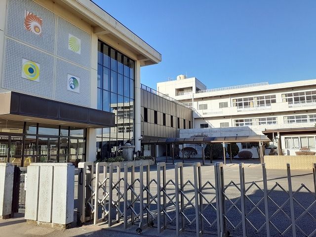 近くの小学校まで550m（徒歩7分）