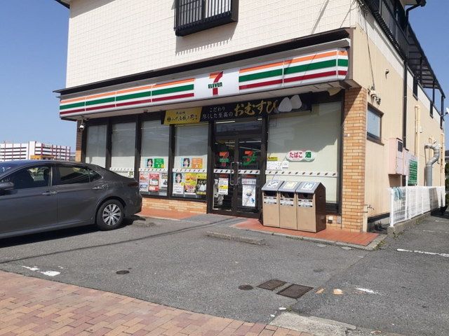 近くのコンビニまで300m（徒歩4分）