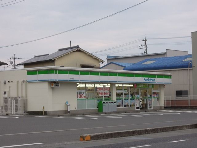 近くのファミリーマート興津中町店まで300m（徒歩4分）