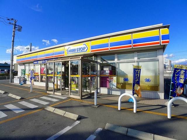 近くのミニストップ桐生新里店まで450m（徒歩6分）