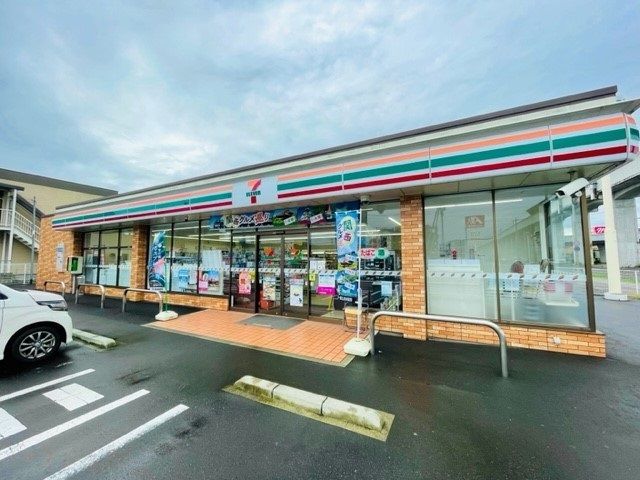 近くのセブンイレブン名取美田園店まで500m（徒歩7分）