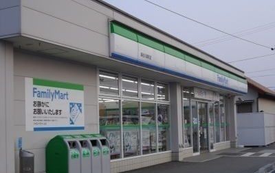 近くのファミリーマート高松円座店さんまで800m（徒歩10分）