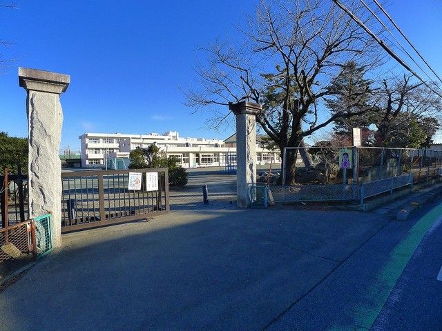 近くの邑楽町立中野小学校まで550m(徒歩7分)