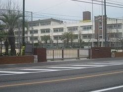 近くの長尾小学校まで850m(徒歩11分)