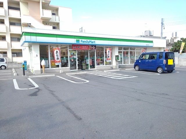 近くのファミマ美里大通り店まで210m(徒歩3分)