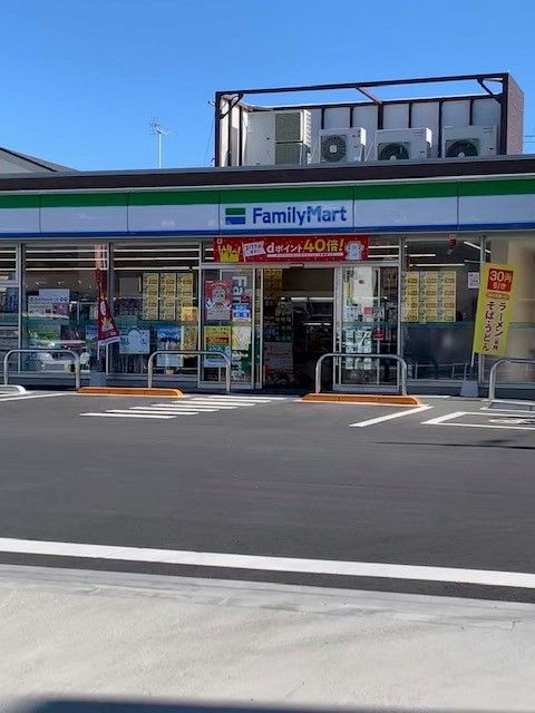 近くのファミリーマート日の出山田通りまで500m(徒歩7分)