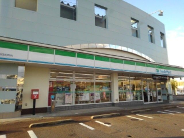 近くのファミリーマート加茂旭町店まで220m（徒歩3分）