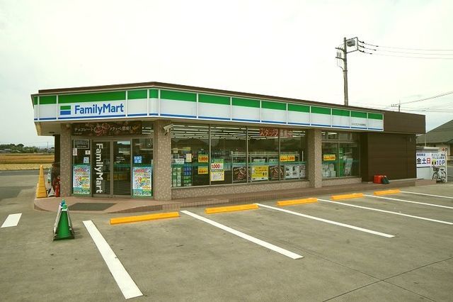 近くのファミリーマート佐波東店まで2,000m（徒歩25分）