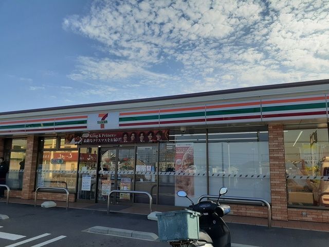 近くのコンビニまで621m（徒歩8分）