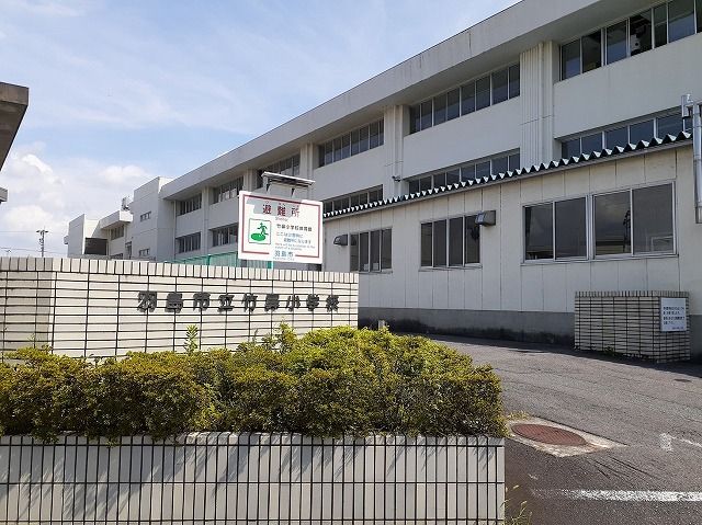 近くの羽島市立竹鼻小学校まで1,100m（徒歩14分）