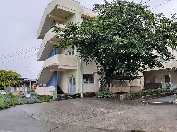 近くの鈴鹿市立飯野小学校まで550m（徒歩7分）