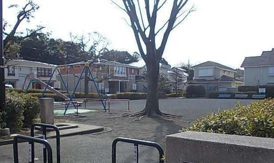 近くの小雀第二公園まで30m（徒歩1分）