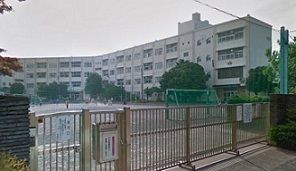 近くの小雀小学校まで640m（徒歩8分）