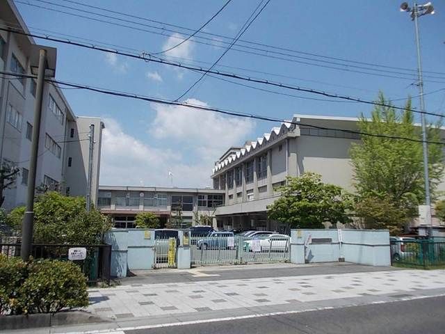 近くの草津第二小学校まで1,887m（徒歩24分）