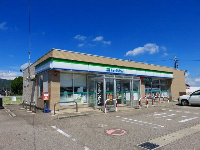 近くのファミリーマートまで400m(徒歩5分)