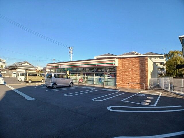 近くのセブンイレブン高知朝倉西町店まで253m（徒歩4分）