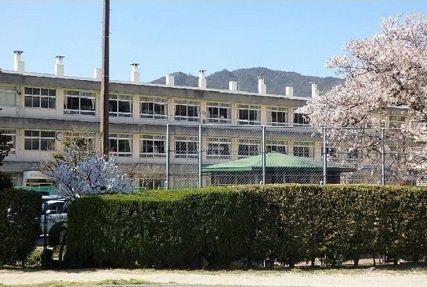 近くの三入小学校まで2,600m（徒歩33分）