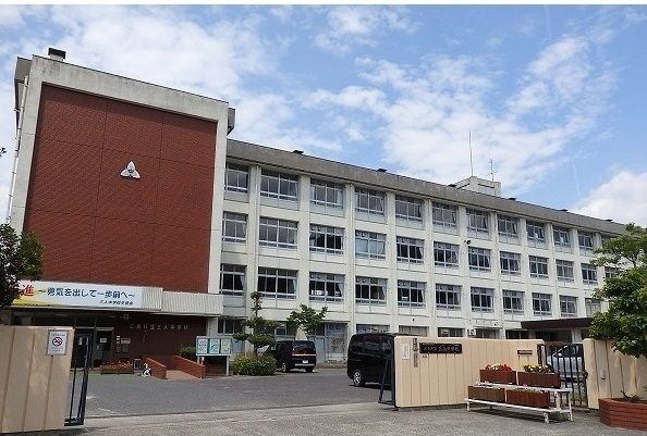 近くの三入中学校まで3,400m（徒歩43分）