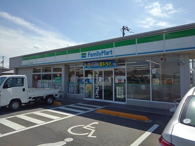 近くのファミリーマート丸亀垂水町店まで700m（徒歩9分）