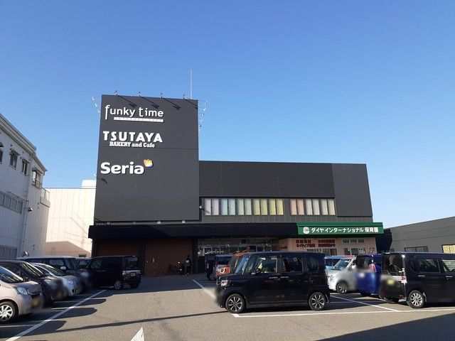 近くのTSUTAYA新居浜店様まで400m（徒歩5分）