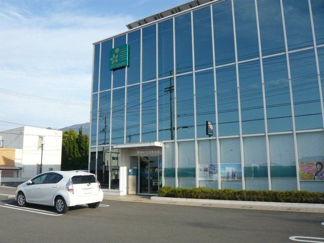 近くの伊予銀行中萩支店様まで1,400m（徒歩18分）