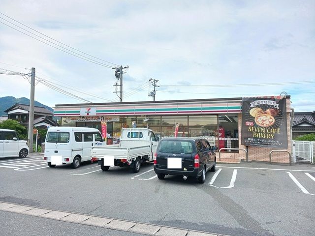 近くのセブンイレブン周南古泉店まで400m（徒歩5分）
