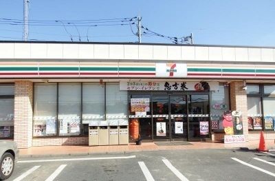近くのコンビニまで300m（徒歩4分）