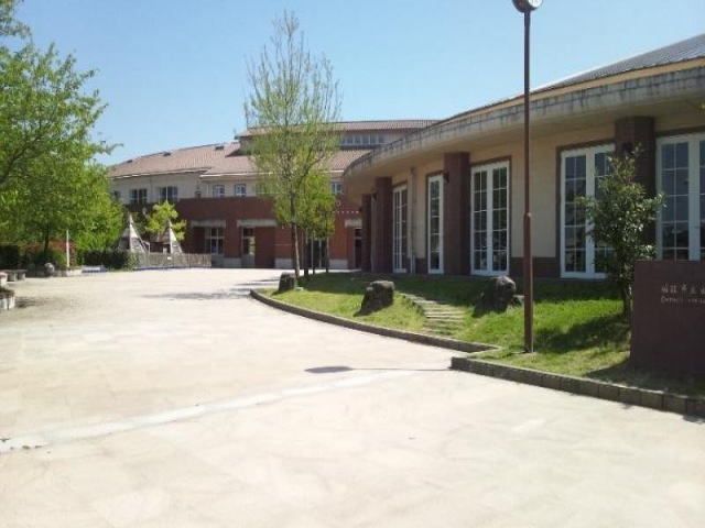 近くの出町小学校まで1,300m（徒歩17分）