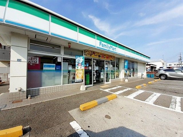 近くのファミリーマート白水店まで400m（徒歩5分）