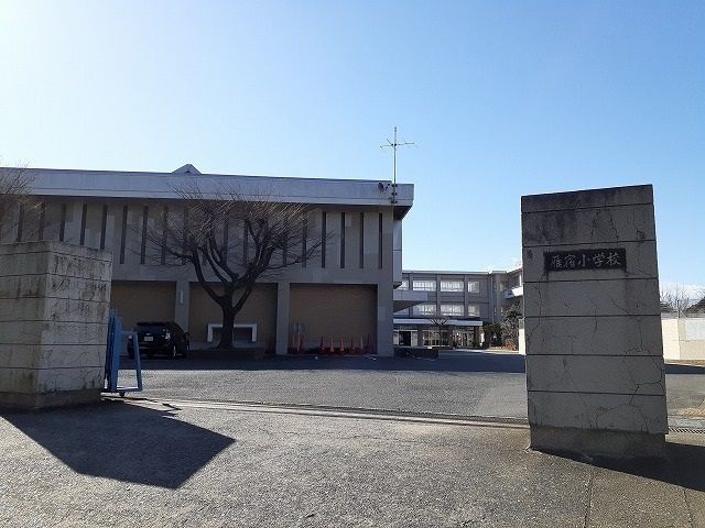近くの雁宿小学校まで440m（徒歩6分）