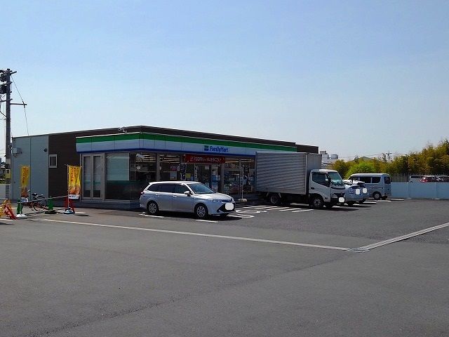 近くのファミリーマート  入鹿出新田まで350m（徒歩5分）