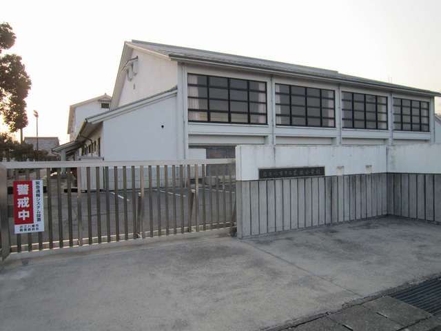 近くの近江八幡市立武佐小学校まで530m（徒歩7分）