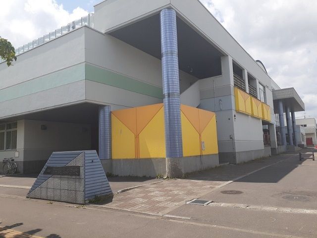 近くの旭川市立朝日小学校まで950m（徒歩12分）