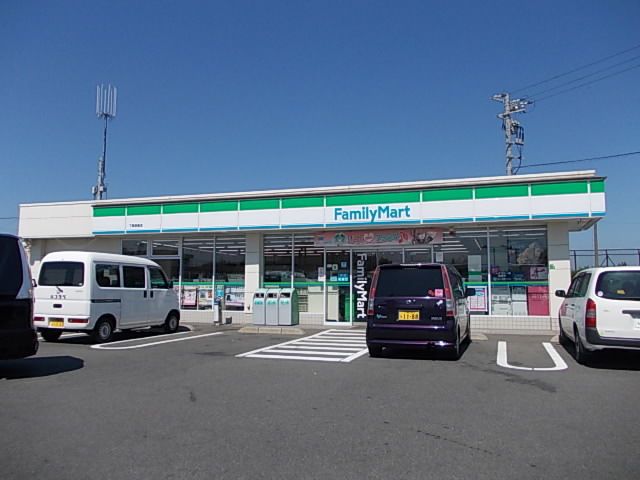 近くのファミリーマートまで450m（徒歩6分）