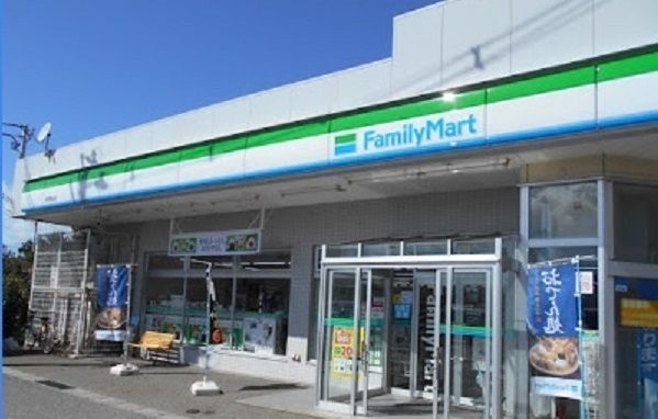 近くのファミリーマート秋田割山店まで215m(徒歩3分)