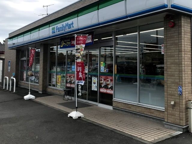 近くのファミリーマート掛川鳥居店まで250m（徒歩4分）