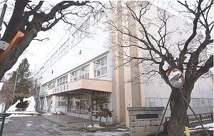 近くの山鼻小学校まで350m(徒歩5分)