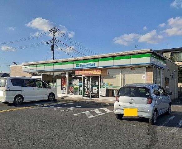 近くのファミリーマート東松山高坂店まで450m（徒歩6分）
