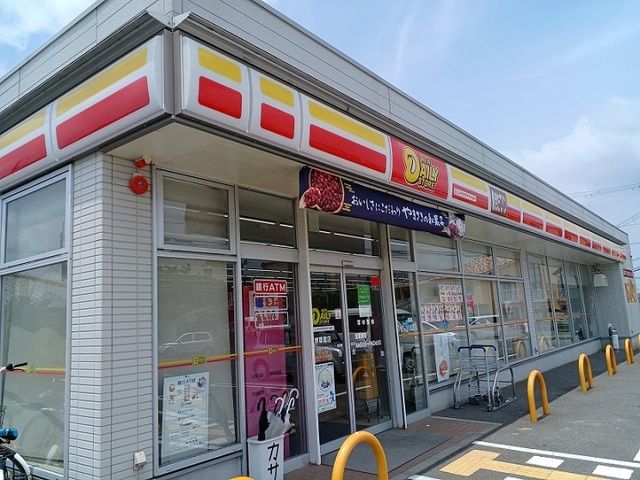 近くのデイリーヤマザキ様まで350m（徒歩5分）