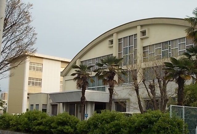 近くの今治市立日吉中学校まで1,100m(徒歩14分)