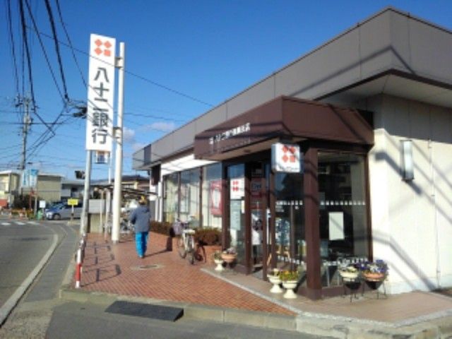 近くの八十二銀行風間支店まで550m（徒歩7分）