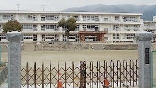 近くの高田小学校まで1,100m(徒歩14分)