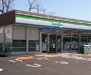 近くのファミリーマートまで300m(徒歩4分)