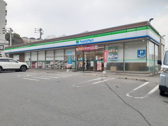 近くのコンビニまで750m（徒歩10分）