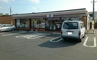 近くのセブンイレブン豊川篠束町店様まで800m(徒歩10分)