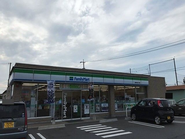 近くのファミリーマート倉敷南広江店まで240m（徒歩3分）